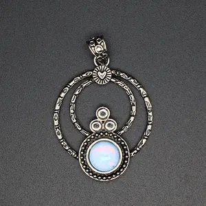 Vintage-Anhänger in Silberoptik mit blauem Opal-Stein und Herzmotiv