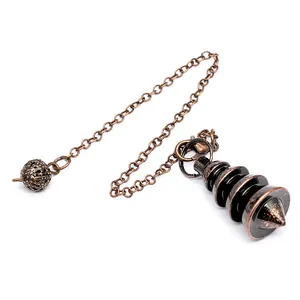 Vue détaillée du pendentif pendule conique à quatre couches en bronze sur chaîne