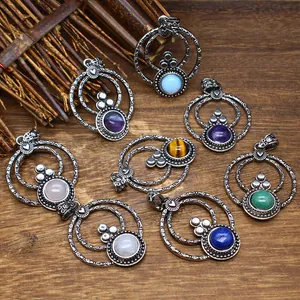 Detailansicht von Vintage-Silberanhängern im Spinnenstil mit verschiedenen Edelsteinen