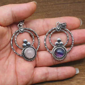 Nahaufnahme der runden Silberanhänger mit Rosenquarz und Amethyst im Vintage-Stil