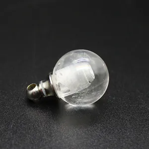 Dettaglio macro di un ciondolo porta olio essenziale in cristallo bianco da 16 mm