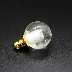 Dettaglio ciondolo bottiglia olio essenziale cristallo 16mm con tappo dorato su fondo nero