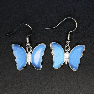 Dettaglio orecchini a farfalla in pietra naturale blu con ganci argentati.