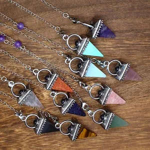 Variété de pendules en cristal de pierre naturelle avec capuchons rétro.