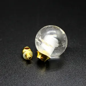 Primo piano di un ciondolo boccetta di olio essenziale in cristallo bianco naturale 16mm