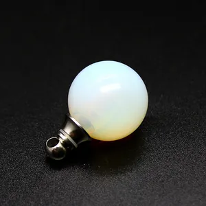 Dettaglio macro del ciondolo porta olio essenziale a sfera in opalite da 16 mm