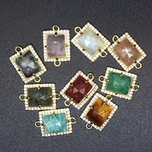 Vista macro di connettori per gioielli rettangolari in rame con micro-pave CZ e pietre naturali