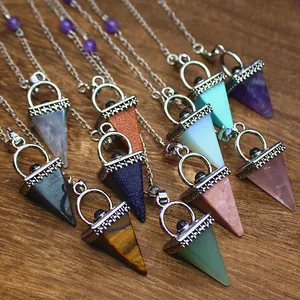 Gros plan de colliers pendules en pyramide de pierre naturelle de diverses couleurs.