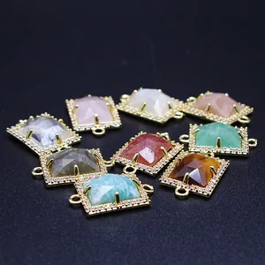 Primo piano di pendenti rettangolari in rame con cristalli colorati e pavé di zirconi.