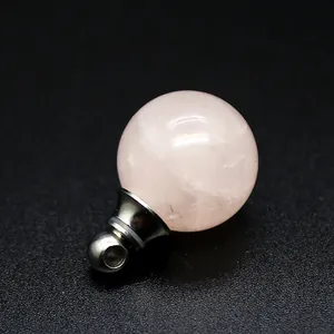 Macro scatto dettagliato di un ciondolo flacone olio essenziale in cristallo di quarzo rosa