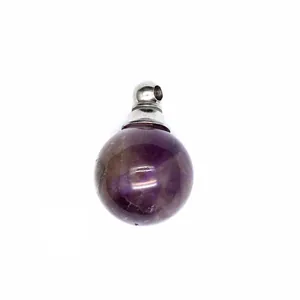 Primo piano di ciondolo a sfera in ametista da 16mm con cappuccio in metallo argento