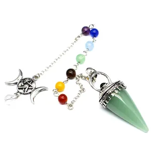 Vista detallada de cuentas de chakra y amuleto de luna Wicca en péndulo de cristal