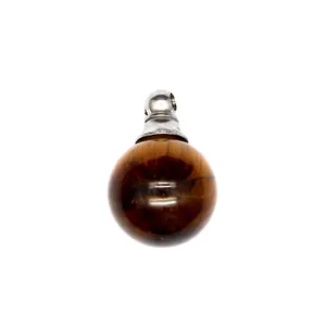 Dettaglio di un ciondolo bottiglia di olio essenziale in occhio di tigre naturale 16mm