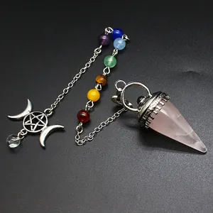 Detalle de péndulo de cuarzo rosa con siete cuentas de chakra y amuleto de triple luna.