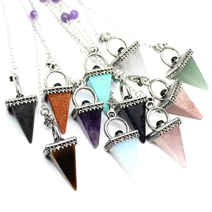 Sélection de pendules de sourcier en cristal de pierre naturelle vintage sur blanc