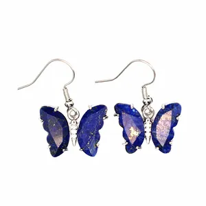 Vista macro di orecchini a farfalla in pietra naturale blu con eleganti ganci d'argento