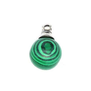 Primo piano di un ciondolo a boccetta tonda in malachite da 16 mm.