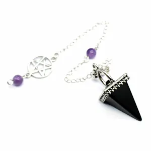 Détail d'un pendule en pierre noire avec charme pentagramme et perles d'améthyste.
