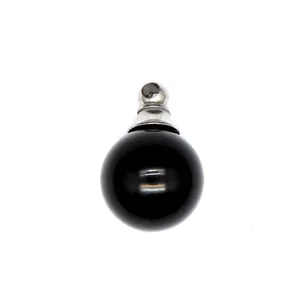 Dettaglio del ciondolo a sfera da 16mm in pietra naturale nera per oli essenziali