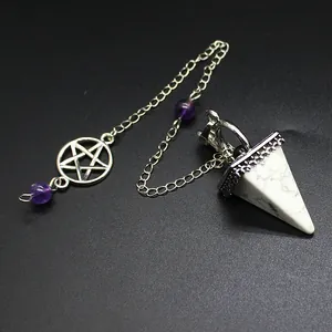 Détail d'un pendule en howlite blanche avec pentagramme en argent et perle améthyste