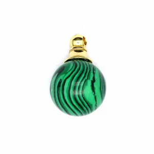 Dettaglio del ciondolo boccetta per oli essenziali in malachite verde da 16 mm.