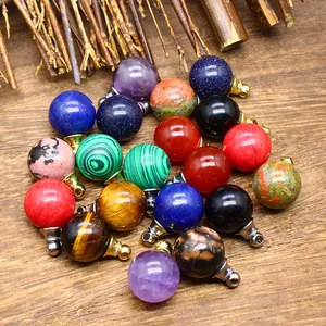Primo piano di mini boccette da 16mm in pietre naturali miste per oli essenziali
