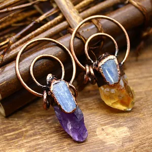 Nahaufnahme handgefertigter Kupferanhänger mit Amethyst- und Citrin-Rohsteinen im Vintage-Stil