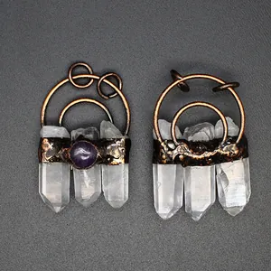 Nahaufnahme von handgefertigten Vintage-Anhängern aus Bergkristall und Amethyst