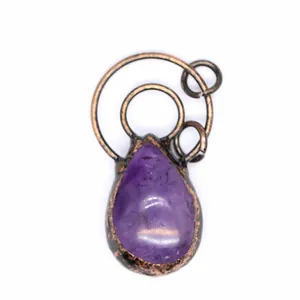 Detaillierte Nahaufnahme eines handgefertigten Amethyst-Anhängers im Vintage-Stil.
