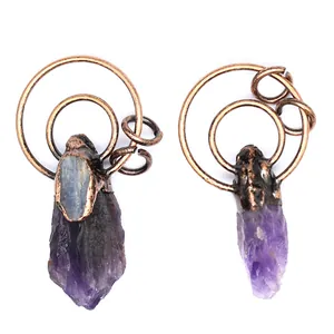 Detailansicht von violetten Amethyst-Rohstein-Anhängern mit antiker Kupferdrahtwicklung