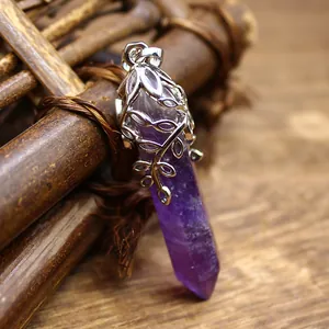 Nahaufnahme eines violetten Amethyst-Kristallanhängers mit silbernem Blattornament