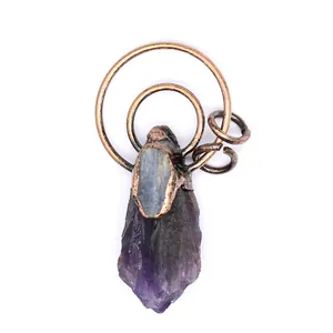 Detailansicht eines handgefertigten Vintage-Anhängers aus Amethyst und Kyanit