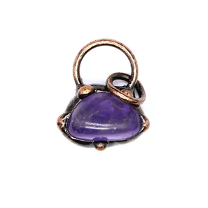 Handgefertigter Vintage-Amethyst-Kristallanhänger gefasst in einem antiken Kupferrahmen.
