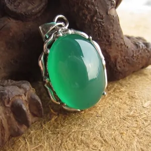 Elegant green chalcedony agate oval pendant necklace with intricate silver-toned filigree design