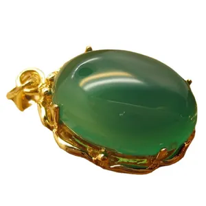 Elegant oval green agate chalcedony pendant with gold-plated vintage setting