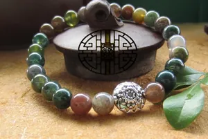 Bracciale in perle di agata indiana da 6mm con ciondolo floreale in metallo argento