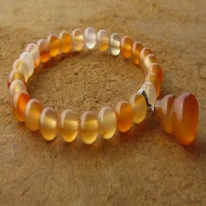 Perles d'agate miel polies avec détail de pendentif gourde traditionnelle