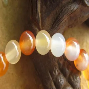 Vue macro de perles de cornaline naturelle aux couleurs de bonbon avec une texture lisse