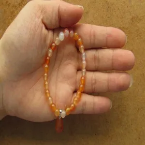 Bracelet en agate rouge naturelle du Brésil avec un petit pendentif en forme de gourde
