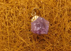 Détail d'un pendentif en améthyste brute du Brésil avec bélière plaquée or