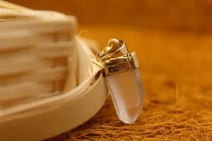 Colgante de pilar de cristal blanco natural con tapa chapada en oro y anillo colgante