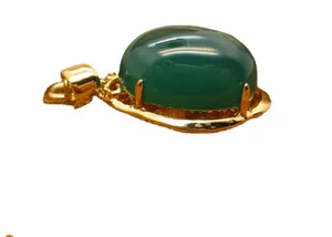 Elegante colgante de calcedonia verde con engaste chapado en oro y piedra pulida.