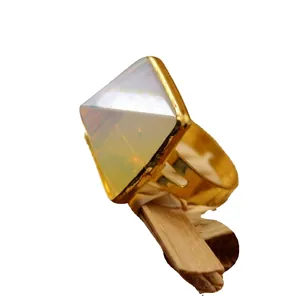 Eleganter vergoldeter Ring mit einem großen pyramidenförmigen, halbtransparenten Kristall