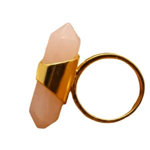 Anello minimalista con cristallo di quarzo rosa esagonale placcato oro 24K su fondo bianco