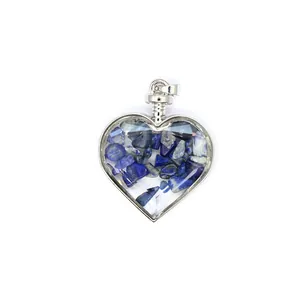 Dettaglio macro del ciondolo a cuore in vetro riempito con ghiaia di lapislazzuli blu