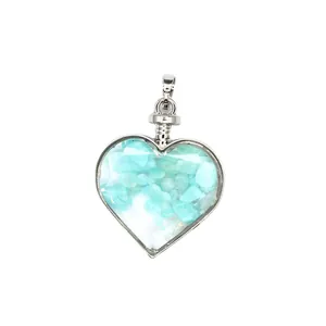 Ciondolo bottiglia dei desideri a forma di cuore con scaglie di cristallo azzurro.