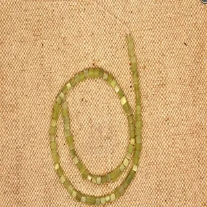 Gedetailleerd overzicht van kleine 4mm groene vierkante edelsteen kralen voor sieraden
