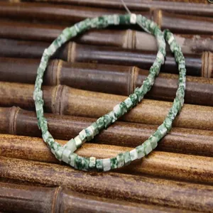 Gedetailleerd overzicht van groene gemarmerde stenen kralen voor sieraden