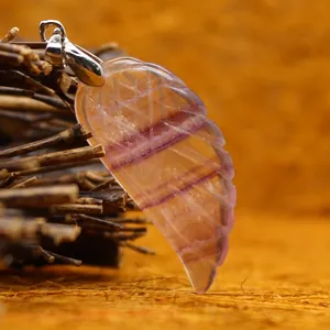 Pendentif aile en cristal de fluorite naturelle avec rayures violettes pour femmes