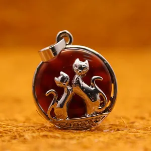 Collar con colgante de ágata roja y dos dijes de gato plateados, regalo para ella